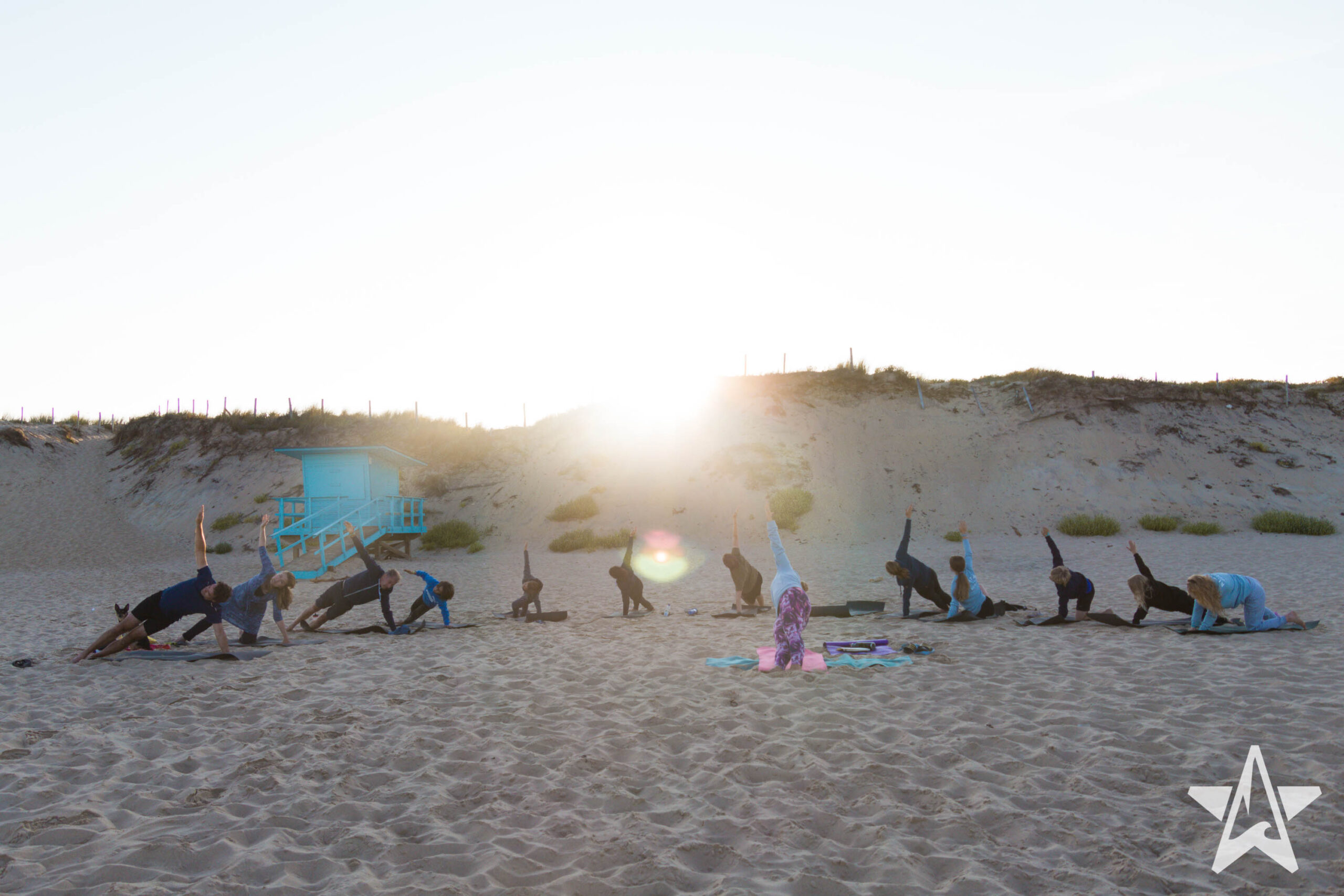 Sunrise yoga op het strand