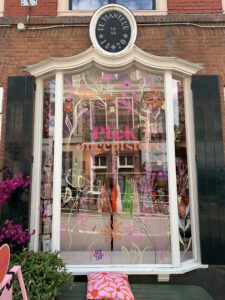 Kleurrijke bloemen illustraties op raam Plek