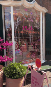 Kleurrijke bloemen illustraties op raam Plek